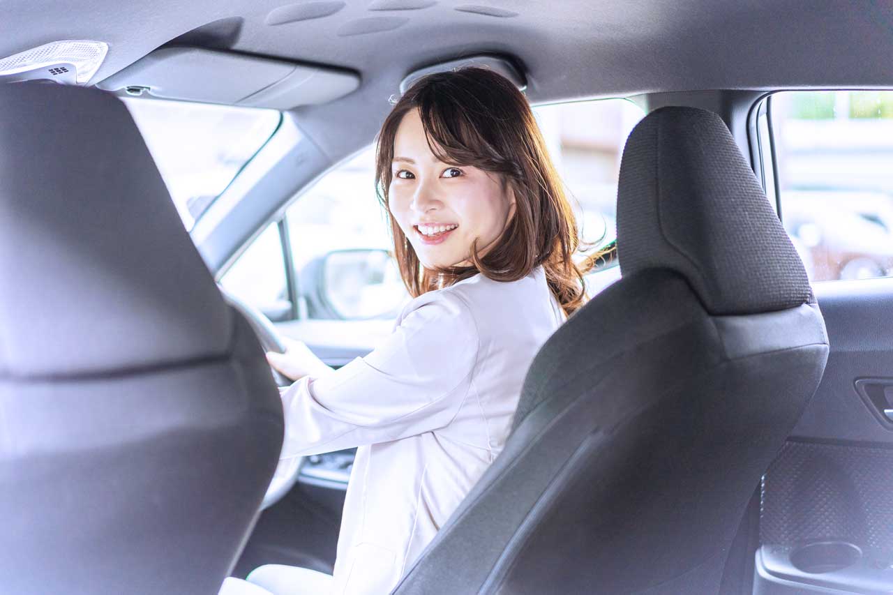 運転する女性